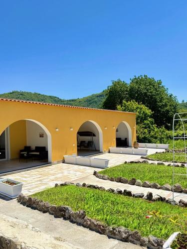 Κήπος έξω από το Luxury Magre