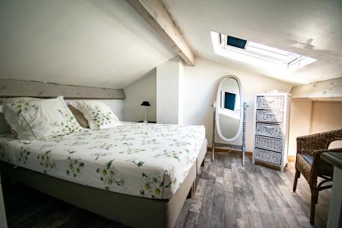 une chambre avec un grand lit et un miroir dans l'établissement Jolie maison indépendante avec jardin et piscine, à Aix-en-Provence