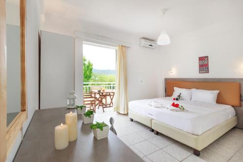 Un pat sau paturi într-o cameră la Vamvini Hotel