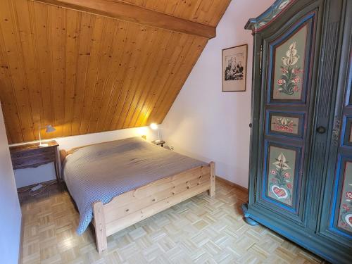une chambre avec un lit et un plafond en bois dans l'établissement Gîte nature 6 personnes, à Rimbach-près-Guebwiller