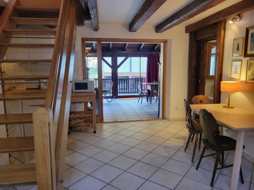 une pièce avec une table et des chaises et une salle à manger dans l'établissement Gîte nature 6 personnes, à Rimbach-près-Guebwiller
