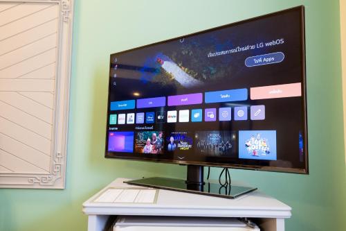 Una televisión o centro de entretenimiento en MIDO Hotel