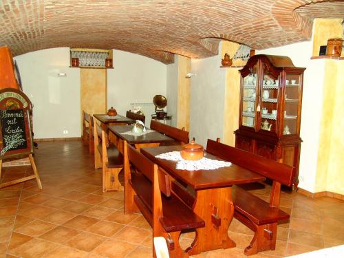 een eetkamer met tafels en stoelen in een kamer bij La Giara in Castiglione Torinese