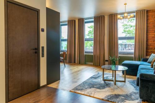 a living room with a door and a table at Ringi Apartments in Pärnu