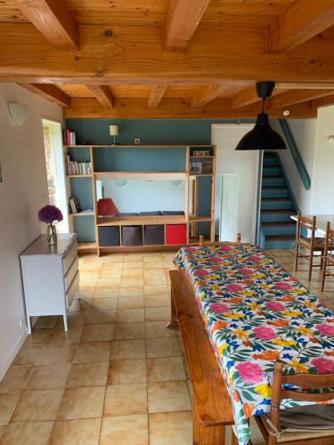 Cette grande chambre dispose d'un lit et d'un escalier. dans l'établissement Gîte de Kereveur, Loguivy de la Mer, à Ploubazlanec