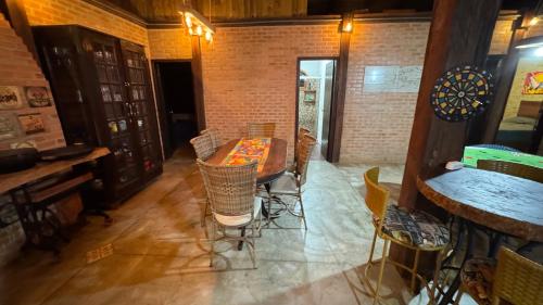 a dining room with a table and chairs at Casa Vila Say 04 quartos ar e Piscina Aquecida in São Francisco do Sul