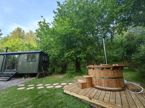 Bell Nook- Shepherd's hut with a spacious wood-fired hot tubにある庭