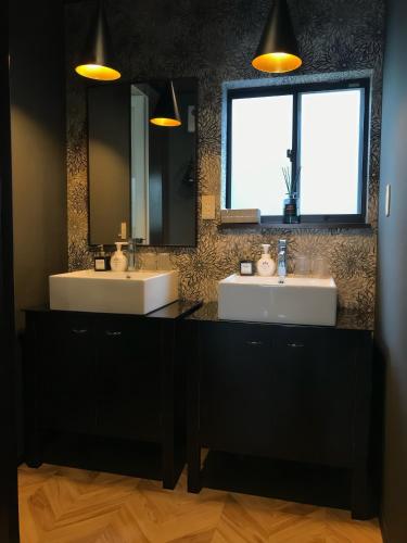 a bathroom with two sinks and a mirror at 橘の郷 ORANGE inn Tengachaya in Osaka