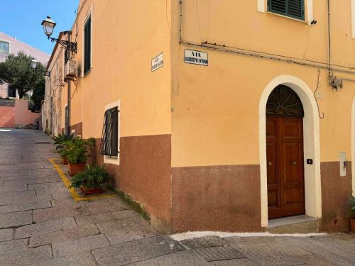 a building with a door on the side of a street at La Maddalena Tour Holiday Home - Residenza Alibertini in La Maddalena