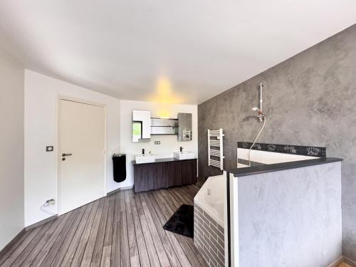 une salle de bain avec un lavabo et une baignoire dans l'établissement Le Paddock - Video Projecteur - Jardin - 6 pers, au Mans