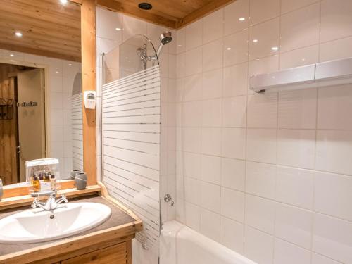 łazienka z umywalką i prysznicem w obiekcie Joli appartement rénové avec balcon proche zone piétonne - FR-1-343-164 w Chamonix-Mont-Blanc