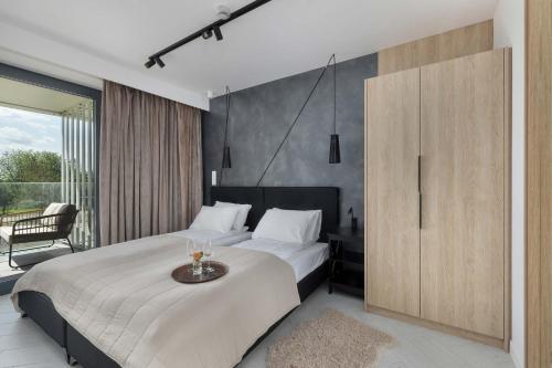 Un pat sau paturi într-o cameră la Sea&Lake Stylish Apartment with Air Conditioning and Parking near the beach in Mielno by Noclegi Renters