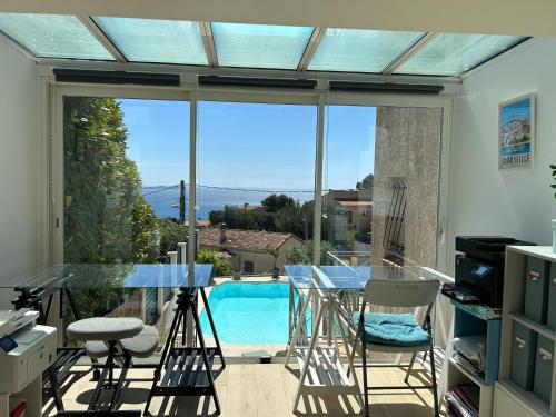 maison entièrement climatisée vue d'exception mer et rade de Marseille avec piscine 8 personnes