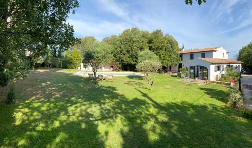 Photo de la galerie de l'établissement Aix en Provence Villa avec piscine au coeur de la nature, à Meyreuil