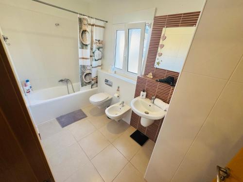 O baie la Calpe Chalet adosado entorno playa y montaña tranquilidad relax jacuzzi piscina wifi aire jardin barbacoa y parking