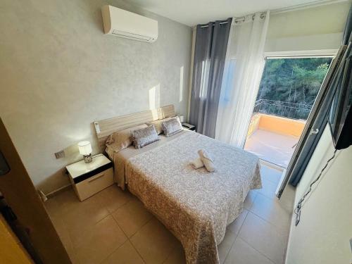 Un pat sau paturi într-o cameră la Calpe Chalet adosado entorno playa y montaña tranquilidad relax jacuzzi piscina wifi aire jardin barbacoa y parking
