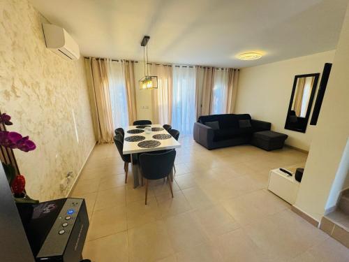 Calpe Casa adosada entorno playa y montaña tranquilidad relax jacuzzi piscina wifi aire jardin barbacoa y parking