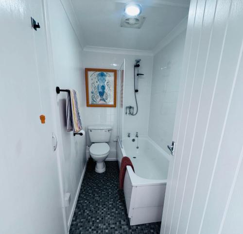 Bilik mandi di Surf 'n' Sands in Porthtowan Beachfront Apartment
