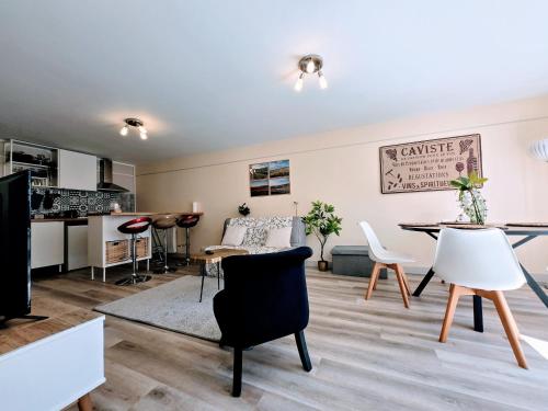 un salon avec des chaises et une table dans l'établissement Chablis - Sejour a Chablis, à Chablis