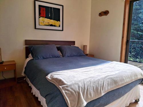 a bedroom with a large bed in a room at Cabanas Mapulauquen in Pucará