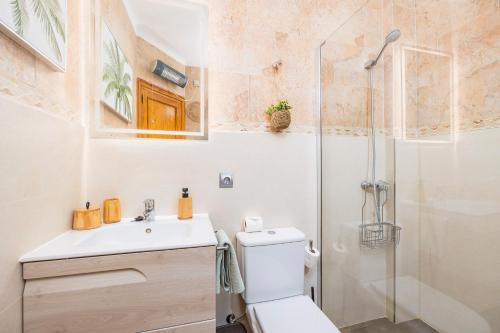Un baño con ducha, inodoro y lavabo. en vistamar sa rapita, en Sa Ràpita
