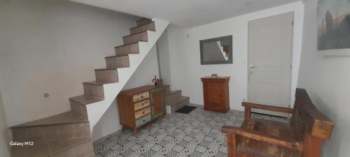 Cette chambre dispose d'un escalier, d'une commode et d'un escalier. dans l'établissement Un brin de lavande, à Valensole