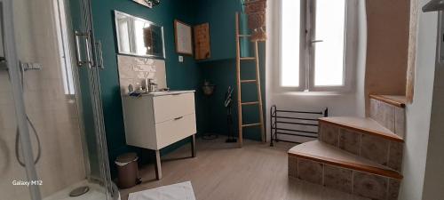 une salle de bain avec une douche, un lavabo et un miroir dans l'établissement Un brin de lavande, à Valensole