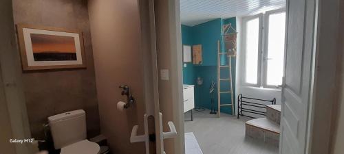 une salle de bain avec toilettes et lavabo dans l'établissement Un brin de lavande, à Valensole