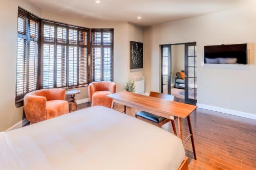 a bedroom with a bed and a table and chairs at Self Check-In Boutique Hotel - Quartier latin - Room 201 in Montréal