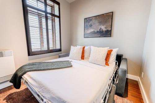 Giường trong phòng chung tại Self Check-In Boutique Hotel - Quartier latin - Room 201