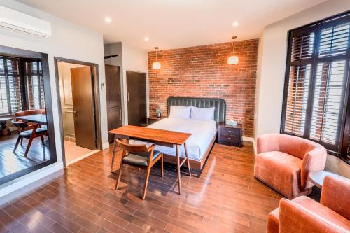 a hotel room with a bed and a table and chairs at Self Check-In Boutique Hotel - Quartier latin - Room 201 in Montréal