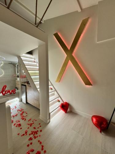 Zimmer mit einem großen x an der Wand in der Unterkunft SPA PRIVATIF - LOVE ROOM LUXE - PROCHE DISNEY in Marles-en-Brie