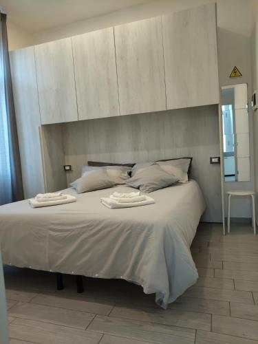 a large bed with two towels on top of it at La CasaLina in Omegna