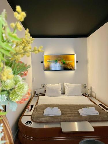 une chambre avec un lit avec un tableau sur le mur dans l'établissement 