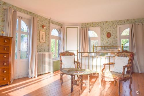 une chambre avec un lit, une table et des chaises dans l'établissement Les Trois Moulins - 10min de Pont L'Evêque - 6 personnes, à Les Authieux-sur-Calonne