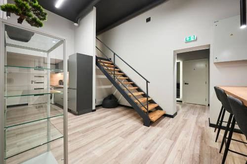 タリンにあるBOLD Stay - New Self Check-In Hostel in City Centerのガラスの壁のリビングルームの階段
