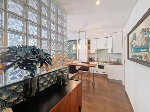 une cuisine avec une grande paroi vitrée dans l'établissement Nestor&Jeeves - REFLET DOR - Vieux Nice - Near beach, à Nice