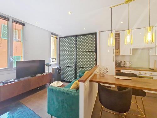 un salon avec une table et une salle à manger dans l'établissement Nestor&Jeeves - REFLET DOR - Vieux Nice - Near beach, à Nice