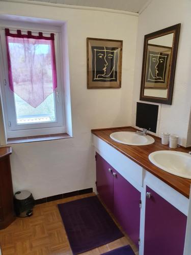 TV a/nebo společenská místnost v ubytování Gite Le jardin de Céline