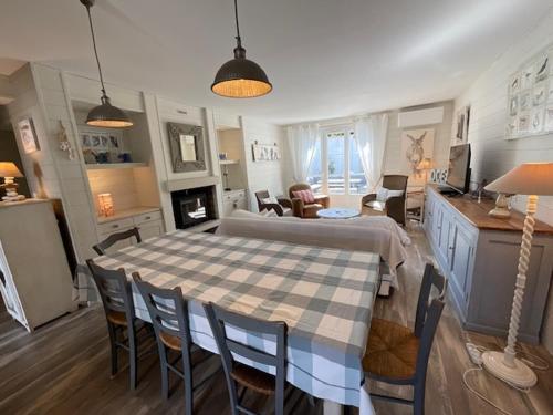 une cuisine et une salle à manger avec une table et des chaises dans l'établissement Family Fun, Beach, Biking and Relaxation, à La Couarde-sur-Mer