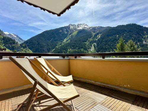 - deux chaises sur un balcon avec vue sur les montagnes dans l'établissement Le Levasset vue montagne proche pistes, à Champagny-en-Vanoise