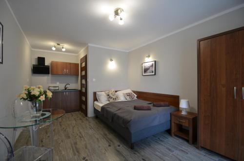a bedroom with a bed and a glass table at Pensjonat Sunrise in Rewal