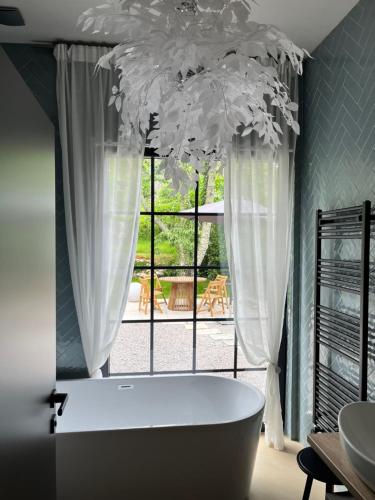 Koupelna v ubytování Luxury Apartment St Hedonist with Pool and Garden