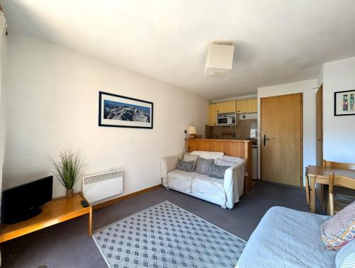 un salon avec un lit et une cuisine dans l'établissement Geisha - central à 2 min des télécabines, à Champagny-en-Vanoise