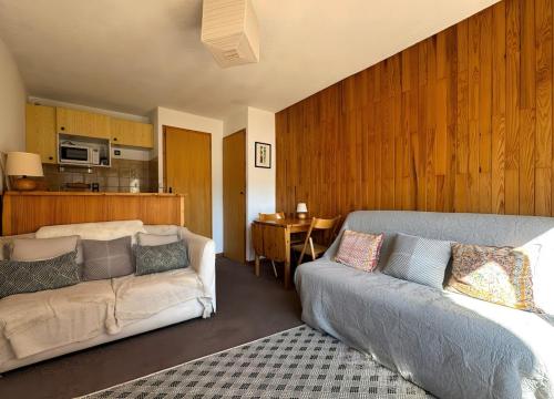 un salon avec un canapé et une table dans l'établissement Geisha - central à 2 min des télécabines, à Champagny-en-Vanoise