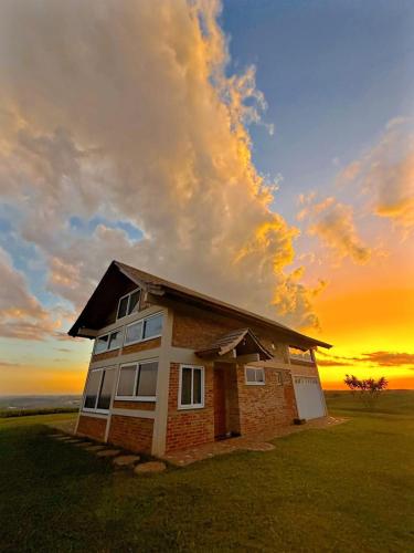 Matahari terbit atau terbenam yang dilihat dari chalet atau berdekatan