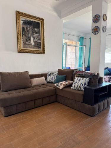 a living room with a brown couch in a room at Miramar in M'diq