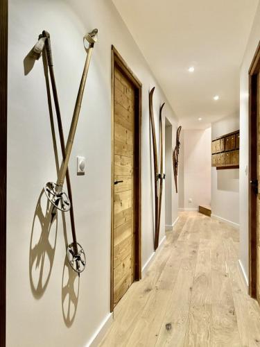 un couloir avec des skis suspendus au mur dans l'établissement Le Malatray Chalet spacieux vue montagne, à Champagny-en-Vanoise