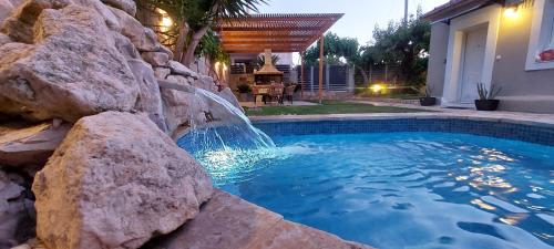 Bazén v ubytování Villa kontes kefalonia nebo v jeho okolí