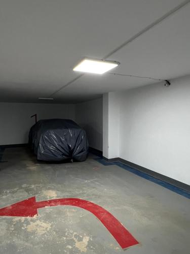an empty room with a red arrow on the floor at Nara luxe 3 Berkane in Berkawe